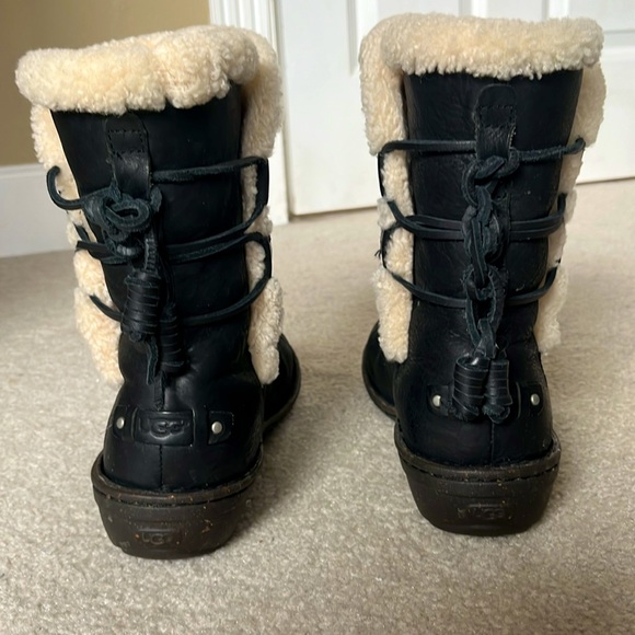 UGG Akadia Black Leather Shearling-Lined,mid calf pull-on boot - Picture 4 of 7